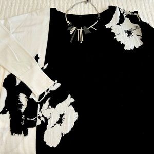 Ladies Chicos Sweater size 1 (medium)